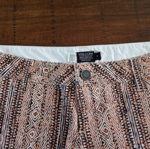 Volcom Short Shorts in Pattern Size 3 - Picture 9 of 11